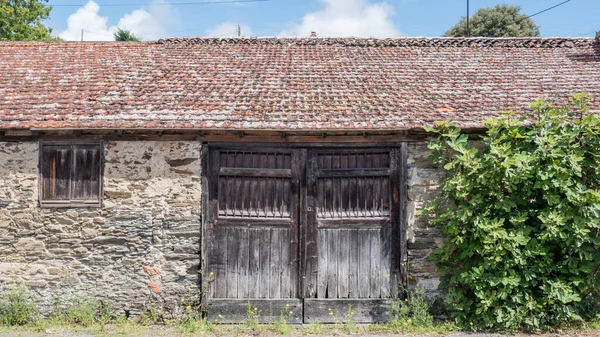 French farms doors : barn door made of planks, metal lintel Pornic, France 19-9-19