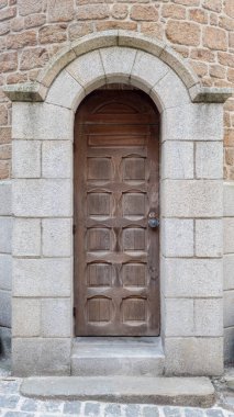 Saint Malo, Fransa 'daki eski ortaçağ kapısı 17-9-19, meşe zamazingosu, taş çerçeveli, 