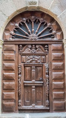 Fransa 'nın Saint Malo şehrinde 1652' de yapılmış harika oyulmuş ortaçağ ön kapısı, meşe inşaatı, ahşap parmaklıkların altında cam pencere.