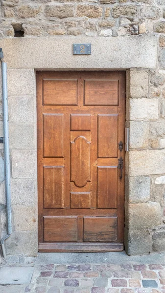 Низкоразмерная средневековая дверь номер 2 в Сен-Мало, Франция 17-9-19. Каменная перемычка и рама . — стоковое фото