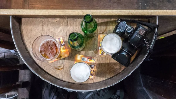Öl på ekfat med kamera i Saint Malo, Frankrike 17-9-19. varje turist behöver en god öl i slutet av dagen, efter lång promenad för sightseeing — Stockfoto