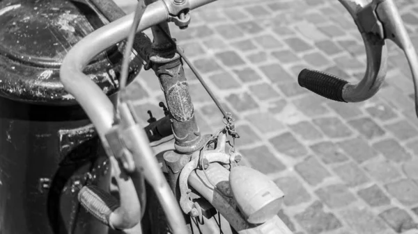 Schwarz-Weiß-Aufnahme des alten rostigen Fahrradlichts und der Bremsanlage im französischen Stil — Stockfoto