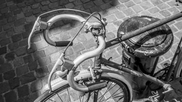 French style vintage old bike : handlebars and old paved road in background — Stock Photo, Image