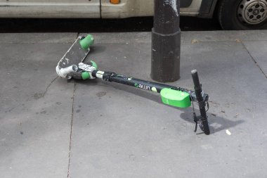 Paris, Fransa 'da yolda kırılan elektrikli scooter. 10-9-19. Bu, iki büyük ekolojik problemi betimlemektedir: planlanmış eskitme ve kısa vadeli kullanım nesneleri