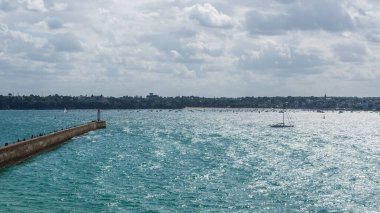 Bulutlu gökyüzü ve güzel güneş yansıması Saint Malo, Fransa 17-9-19 'daki Normandik denize