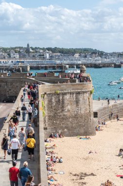 Saint Malo Kalesi 'ndeki yaya yolu. Saint Malo, Fransa 17-9-19.