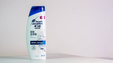 Çin 'de Kafa ve Omuzlar: Beyaz arka planda Çin şampuan şişesi paketi, Şangay, Çin, 4.11.19