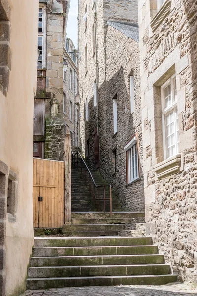 Edificios y escaleras en el casco antiguo de Saint Malo, Francia 17-9-19 —  Fotos de Stock