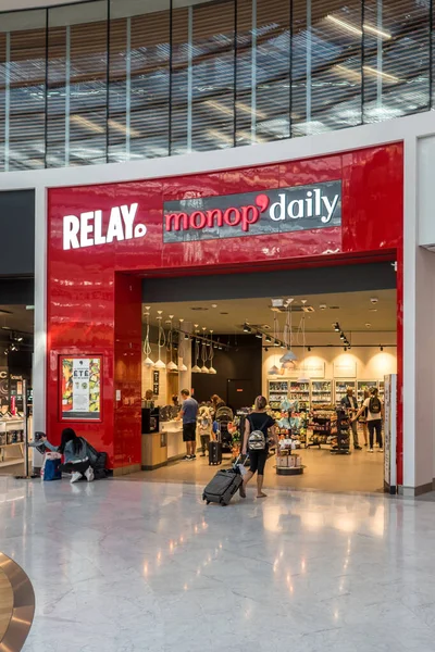 Relais, petit supermarché quotidien Monop pour les voyageurs à Aéroport de Roissy France 10.10.19 — Photo