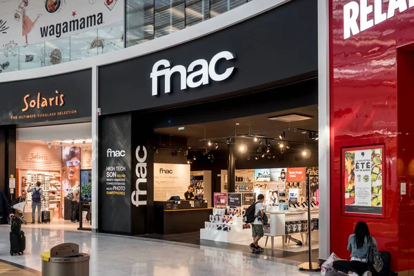 Fnac, loja de produtos de tecnologia no Aeroporto de Roissy França 10.10.19 — Fotografia de Stock