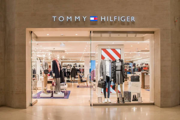 Tommy hilfiger Store in Paris, France, 17-11-19, Luxury Clothing brand shop in "Le Louvre" — Stock Photo, Image