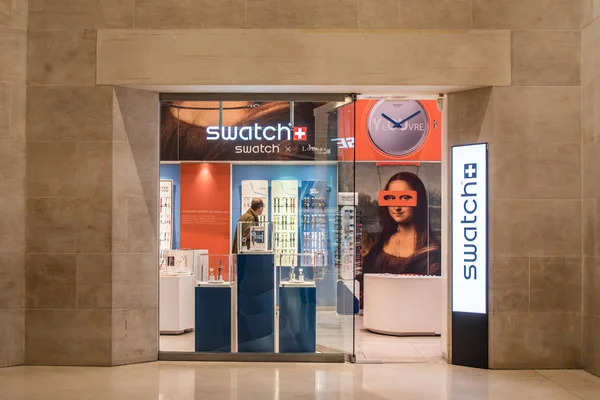 Swatch Store em Paris, França, 17-11-19, relógios loja de marca em "Le Louvre " — Fotografia de Stock