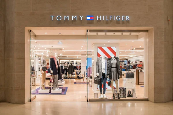 프랑스 파리에 있는 토미 힐 피거 (17-11-19) 는 르 루브르에 있는 고급 의상 브랜드 상점이다." 스톡 이미지