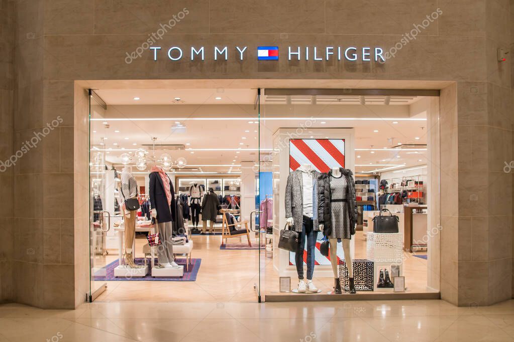 Tommy hilfiger Tienda en Paris France 17 11 19 Tienda de la marca Luxury Clothing en Le Louvre Foto editorial de stock Ontheroadagain 320238064