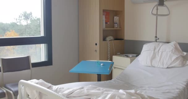 Leeres Krankenhauszimmer mit Bett, Patient gerade für verstorben erklärt. schwere Behandlungen und Einsamkeit beenden das Leben der Menschen vorzeitig Paris, Frankreich, 1.12.1.9 — Stockvideo