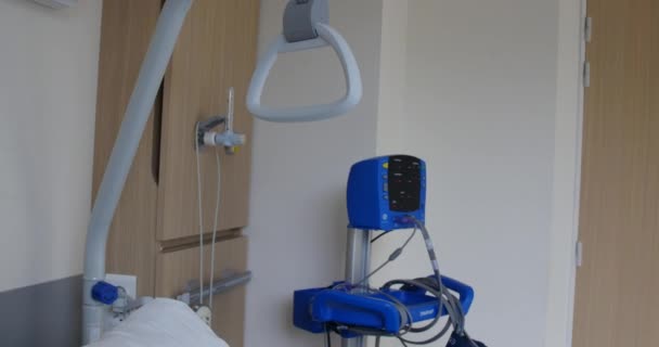 Leeg bed en pulsometer / Oximeter in het ziekenhuis. individuele kamer. Parijs, Frankrijk, 1.12.19 — Stockvideo
