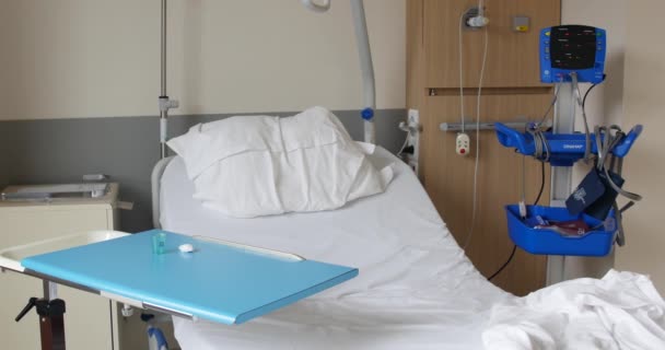 Pusty szpital Lecznicze łóżko dla starszych, ten stary pacjent zmarł. ciężkie zabiegi i samotność kończy życie przedwcześnie. Paryż, Francja, 1.12.19 — Wideo stockowe