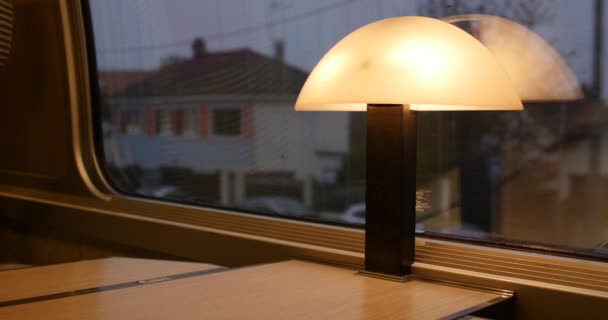 Zamknij ujęcie lampy wewnątrz francuskiej szyny dużych prędkości. To widok z pociągu pierwszej klasy Tgv. Paryż, Francja, 1.12.19 — Wideo stockowe