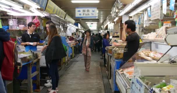 Lidé v uličce Makišského trhu v japonském Okinawě. 20-1-20 tady koupil čerstvé barevné ryby chycené u pobřeží Okinawy. linka Payao Přímý prodejní trh se nachází v rybářském přístavu Awase. — Stock video