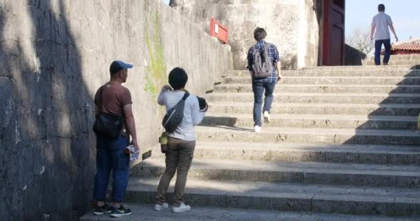 Kankaimon, Okinawa, Japonya yakınlarındaki Shuri Kalesi 'nde turistler. 20-1-20 Shuri Kalesi bir Ryukyuan gusuku kalesi. Ryukyu Krallığı 'nın görkemli siyaset, diplomasi ve kültür merkezi. — Stok video