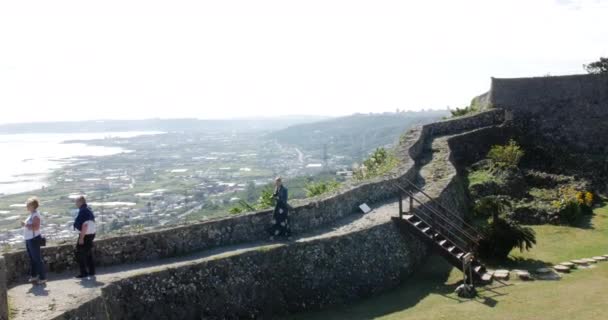 游客在冲绳中高原市城墙上拍照。 20-1-20在日本100座著名城堡的名单上。 它也被指定为日本的历史名胜古迹. — 图库视频影像