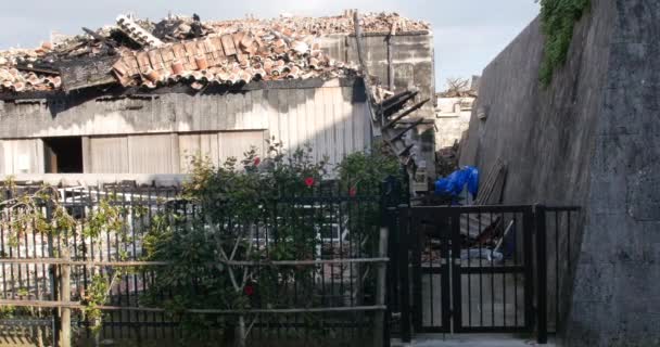 Castillo de Shuri quemado, Okinawa, Japón 19-12-19 De Ryukyu a Japón, la guerra a la paz - Castillo de Shuri ha estado allí a través de todo, y fue un símbolo de identidad para el pueblo de Okinawa . — Vídeos de Stock