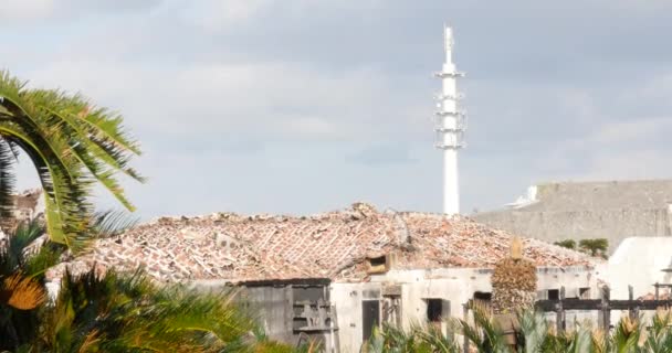 Zamek Shuri, Okinawa, Japonia 19-12-19 Zamek Shuri, który był niegdyś siedzibą dynastii Ryukyu, znajduje się na szczycie wzgórza z widokiem na miasto Naha i otoczony jest zakrzywionymi kamiennymi murami. — Wideo stockowe