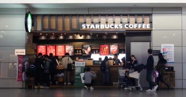 Cafetería Starbuck en Airport, Shanghai, China, 15-1-2020. A partir de este mes, Starbuck ya no está creciendo en China, sino que solo se mantiene. Goldman y Sach ya degradaron su notación . — Vídeo de stock