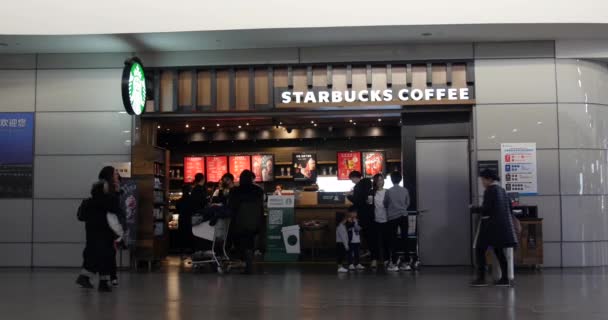 Starbuck coffee in airport, shanghai, china, 15-1-2020. die konkurrenz mit luckin coffee ist hart und in allen nachrichten. Die Zahl der Filialen ist inzwischen geringer als die der Konkurrenzmarke. Marktsättigung — Stockvideo