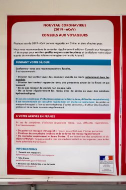 25-1-2020, Charles de Gaulle Havaalanı, Roissy. Resmi kamuoyu koronavirüsün Fransızca enfeksiyon kapma riskine karşı tavsiyede bulunuyor. tehlikeli salgın