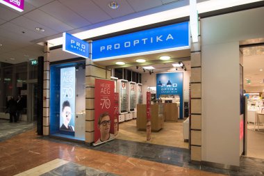 Tallinn, Estonya 'da Pro Optika mağazası cephesi, 9.2.2020