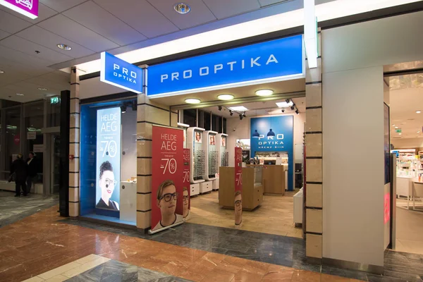 Фасад магазина Pro Optika в Таллинне, Эстония, 9.2.2020 Стоковая Картинка