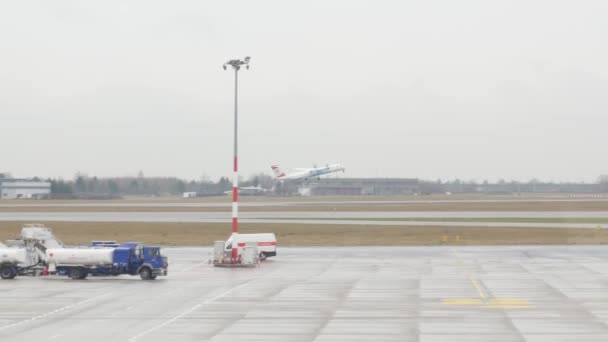 奥地利航空公司是汉莎航空集团的子公司。该航空公司总部设在维也纳国际机场。它飞往55个国家的6个国内目的地和120多个国际全年和季节性目的地，是星空联盟的成员. — 图库视频影像