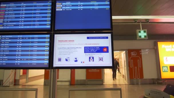Koronavirus Charles de Gaulle Airport, Paříž, Francie, 5.2.2020 Podporují screening varováním, že v případě příznaků, jako je horečka, by cestující měli jít do letištního zdravotnického střediska — Stock video