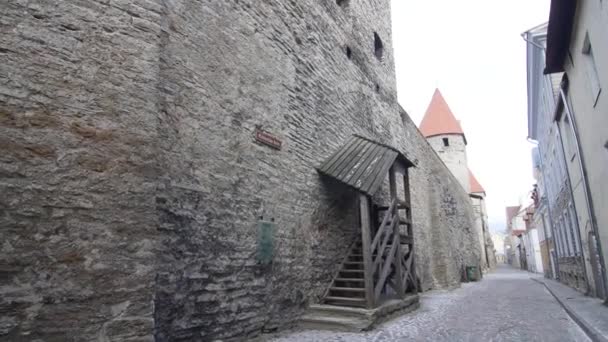 Kisme Tower Tallinn, Estonsko 9.2.2020 Postavena v roce 1360 je věž Kismgi pojmenována po provazových dílnách — Stock video