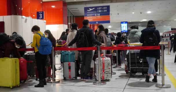 Paris, Frankreich 5. Februar 2020 offizielle Vorschriften für die Öffentlichkeit auf dem Flughafen zur Infektion mit dem Coronavirus, mehrsprachige Anzeige. — Stockvideo