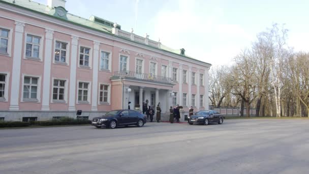 African diplomatic political leader meets Estonian president at presidential house. public exit in front of locals and tourists in Kadriorg palace, Tallinn, Estonia, 6.2.2020 — Stock videók