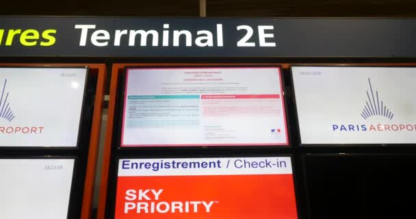 Paris, França 5 Fevereiro 2020 regulamentos oficiais para o público no aeroporto para a infecção do coronavírus, exibição multi-idioma . — Vídeo de Stock