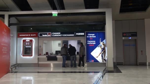 Bureau de change Travelex devant l'aéroport Charles de Gaulle, Paris, France, 5.2.2020 — Video