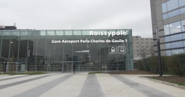 Fachada de la estación de tren Roissypole en el aeropuerto Charles de Gaulle, París, Francia, 5.2.2020 — Vídeos de Stock