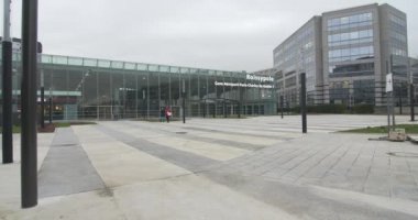 Charles de Gaulle Havaalanı 'ndaki Roissypole tren istasyonu, Paris, Fransa, 5.2.2020 Paris' e gitmek arabayla biraz zor olabilir, bu yüzden tren yolunu seçmek akıllıca olabilir..