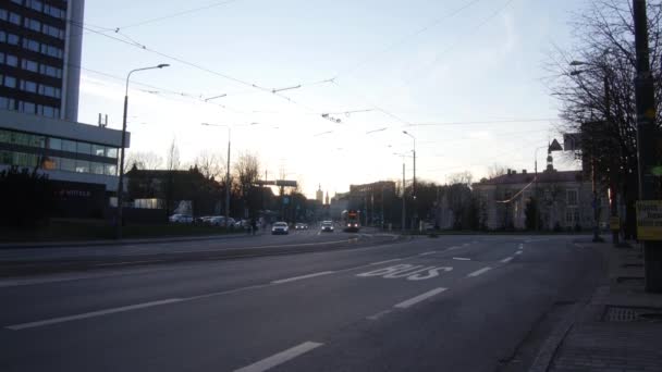 Vista da cidade urbana Eléctrico, em Kadriorg, Tallinn, Estónia 5.2.2020 A rede de eléctricos de Tallinn (Trammiliiklus Tallinnas) é a única rede de eléctricos na Estónia, juntamente com a rede de trólebus de quatro rotas . — Vídeo de Stock