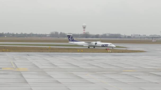 Aereo LOT atterrato e taxi su asfalto a Varsavia, Polonia 5.2.2020 Questo aereo Bombardier Q400 Il Dash 8-Q400 è il più grande aereo della serie Dash 8. Ha due motori turboelica a sei pale PW150A — Video Stock