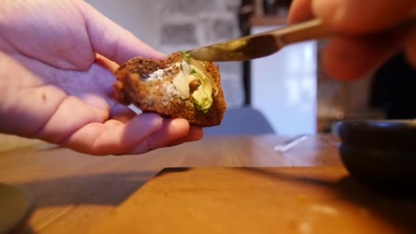 Hombre manos poniendo mantequilla en crudo pan sano marrón en cámara lenta. esta mantequilla fresca rústica es parte de un sabroso almuerzo preparado en Estonia . — Vídeos de Stock