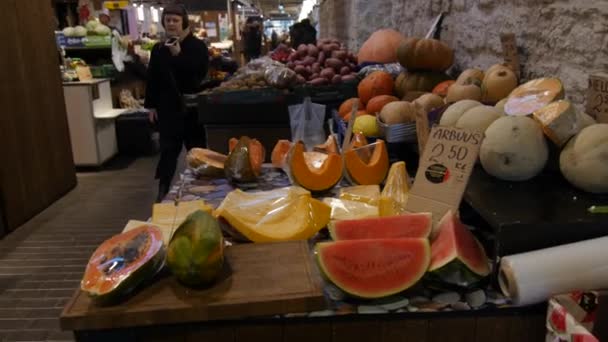 Balti Jaam Market, Tallin, Estonia 5.2.2020 w tym miejscu, turyści mogą znaleźć supermarket, świeże stragany owocowe i warzywne, najszerszy wybór mięsa i ryb w kraju, a także wiele kawiarni. — Wideo stockowe