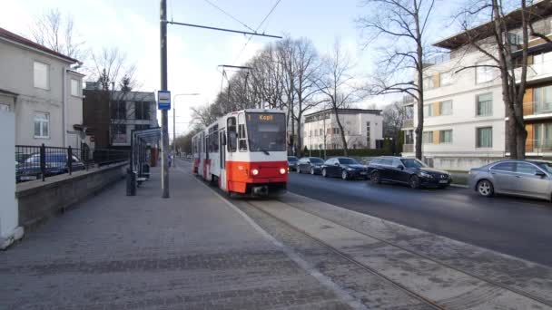Pohled na městské město Tramvaj, v Kadriorgu, Tallinn, Estonsko 5.2.2020 Tramvajová síť Tallinn (Trammiliiklus Tallinnas) je jedinou tramvajovou sítí v Estonsku spolu se sítí čtyřcestných trolejbusů. — Stock video