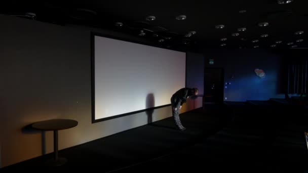 Knappe man met een baard die buigt voor publiek na een succesvolle conferentie. deze zakenman bouwt professionele verbinding op met collega 's voor leiderschap. — Stockvideo