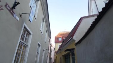 Tallinn 'in eski merkezinin ortaçağ duvarı Tallinn, Estonya, 9.2.2020' den görünüşü, her turistin turistik şehre girmeden önce göreceği manzara.