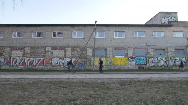 Menschen Vor Der Mauer Tallinn Estland 2020 — Stockvideo