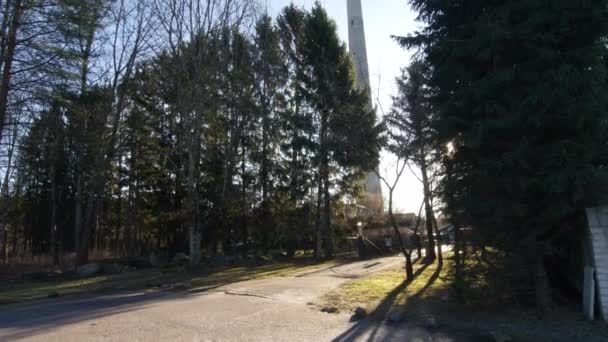 エストニア タリンの国立テレビ塔のプロの映画観光ビュー9 2020この古い80の塔は木の後ろに隠されていますこのバルト都市の観光のための最も有名なスポットの1つです — ストック動画